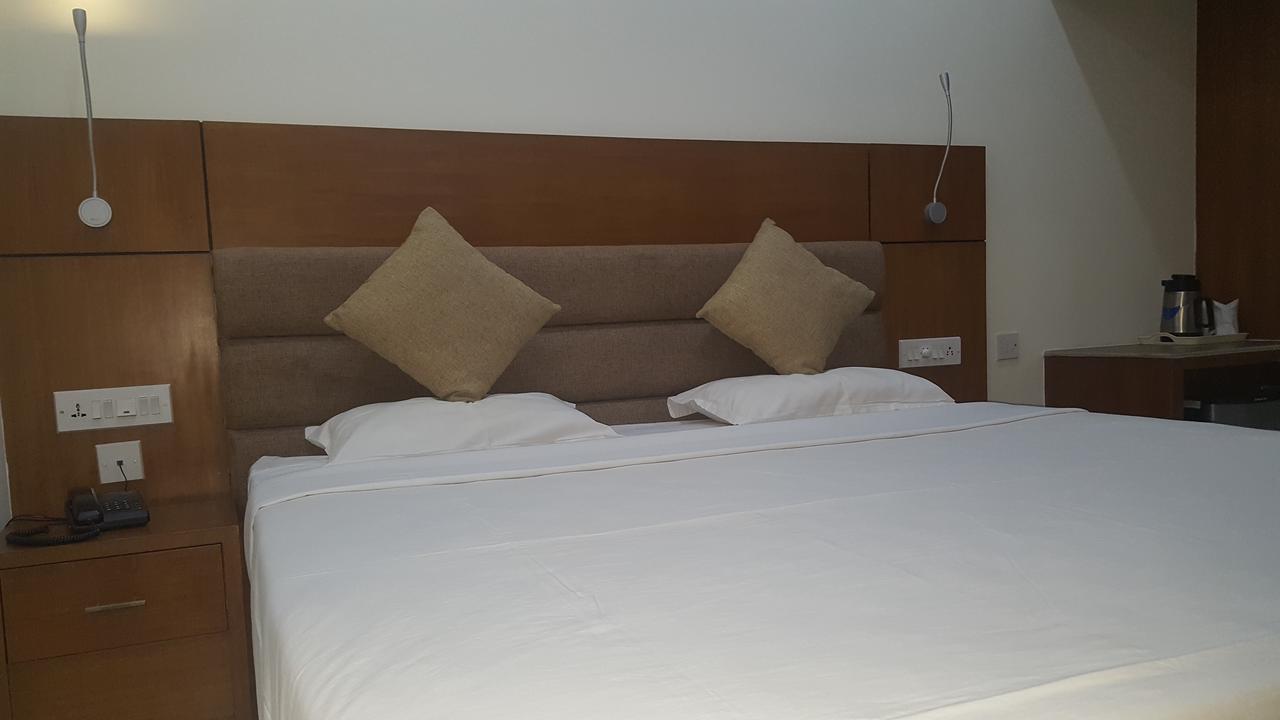 Готель Sree Gokulam Residency Thrissur Екстер'єр фото