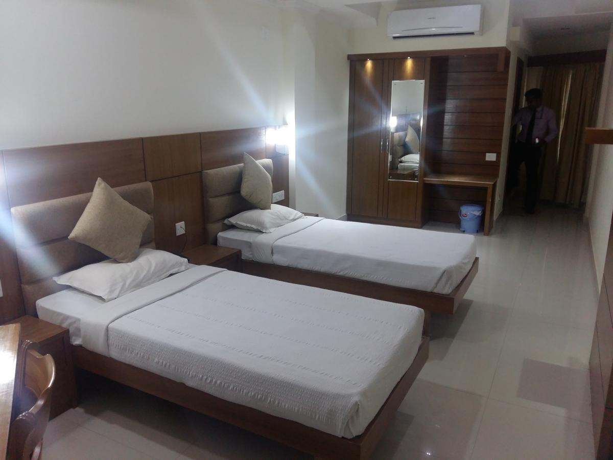 Готель Sree Gokulam Residency Thrissur Екстер'єр фото