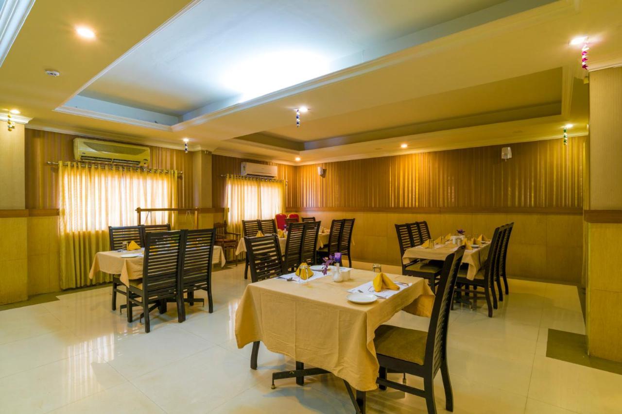 Готель Sree Gokulam Residency Thrissur Екстер'єр фото